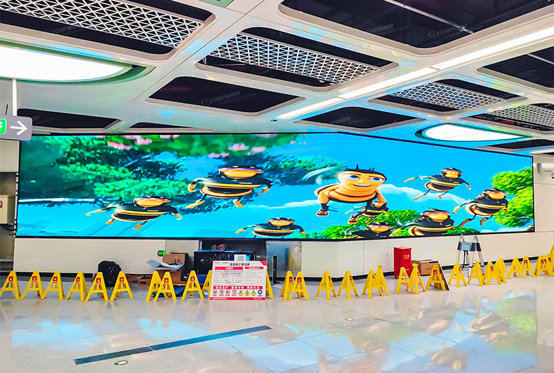 Проект сверхпрозрачного светодиодного экрана P1.58 с малым интервалом на станции метро Шэньчжэнь, Китай